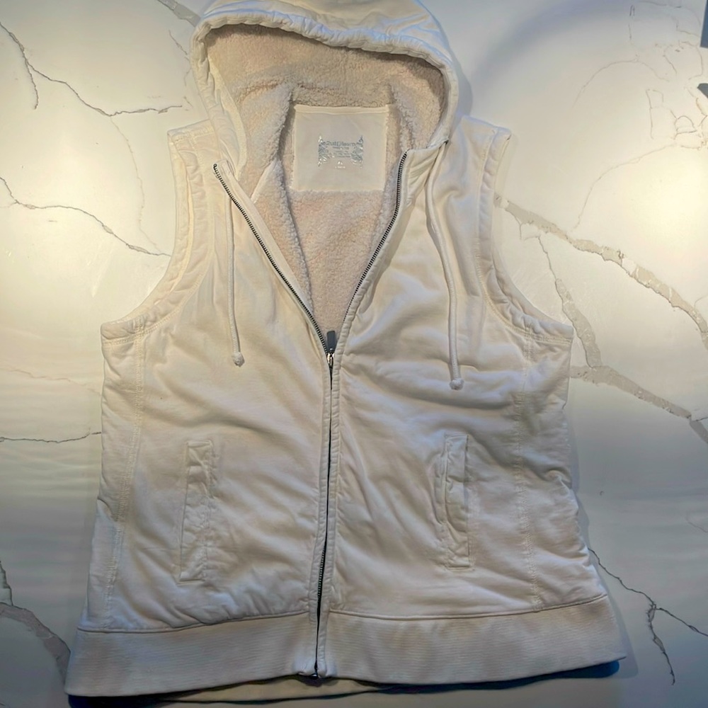 I'm selling because I received it as a birthday gift and i just wasn't my style